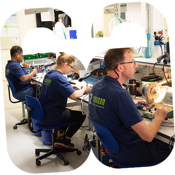 20250415_blog-rensa-afb-revisie Techniekers aan het werk bij Inexeon. Ze reviseren de onderdelen voor de revisiefans.